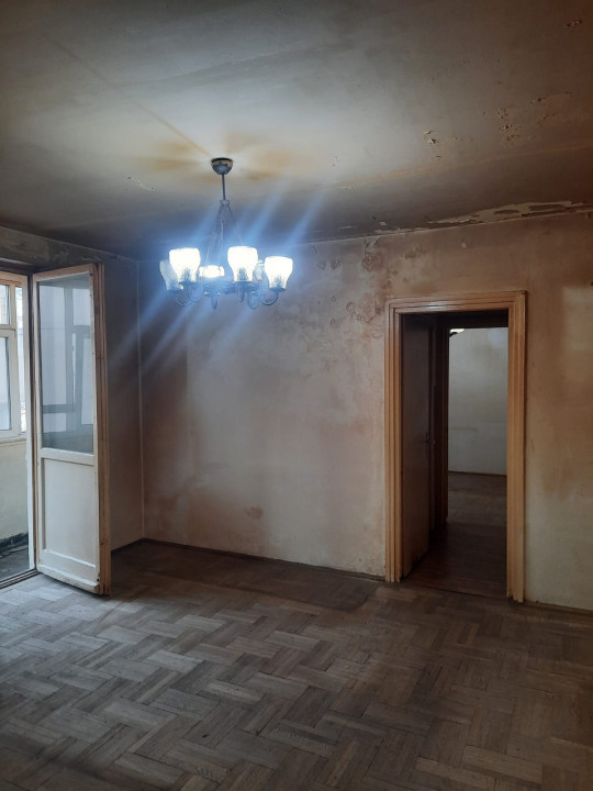 Apartament cu 2 Camere, Oportunitate de Renovare, Ideal pentru Investiție