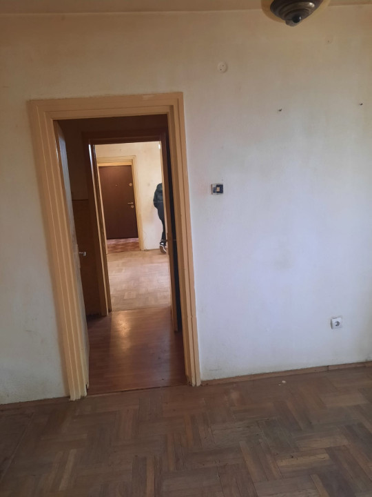 Apartament cu 2 Camere, Oportunitate de Renovare, Ideal pentru Investiție