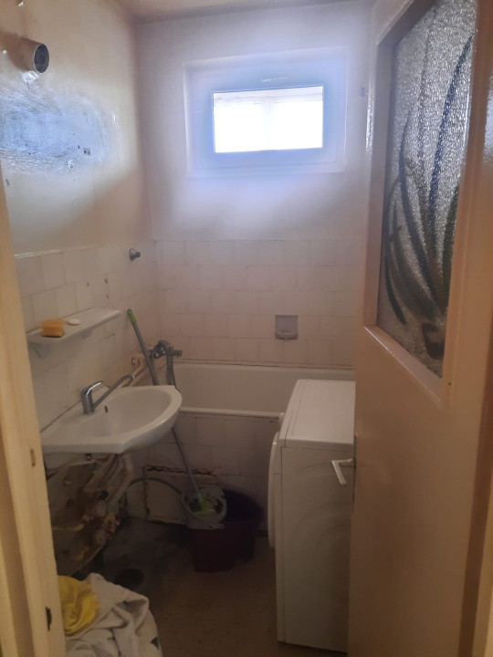 Apartament cu 2 Camere, Oportunitate de Renovare, Ideal pentru Investiție